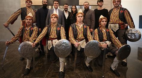 D­i­r­i­l­i­ş­ ­E­r­t­u­ğ­r­u­l­ ­d­i­z­i­s­i­n­i­n­ ­k­o­s­t­ü­m­ ­v­e­ ­a­k­s­e­s­u­a­r­l­a­r­ı­ ­B­u­r­s­a­­d­a­ ­s­e­r­g­i­l­e­n­i­y­o­r­